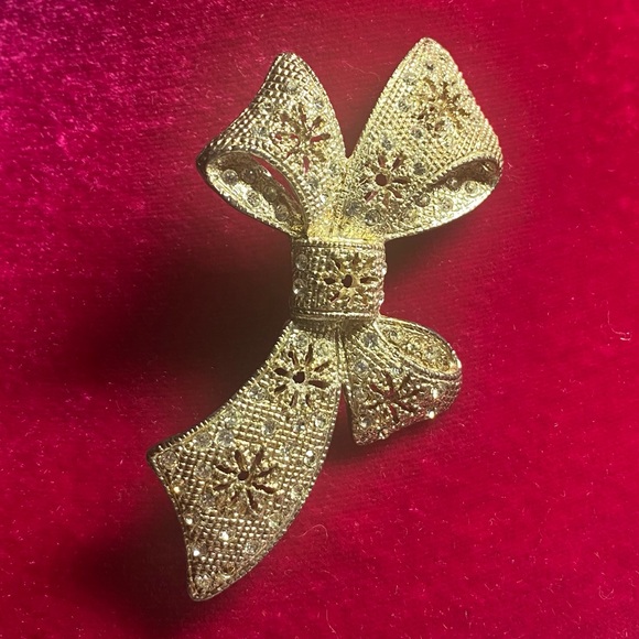 None Jewelry - Vintage silver tone rhinestone Brooch.